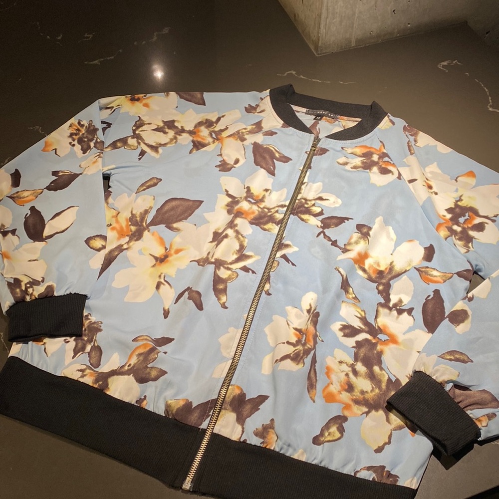 Ultralight Blue Floral Zipper Front Top